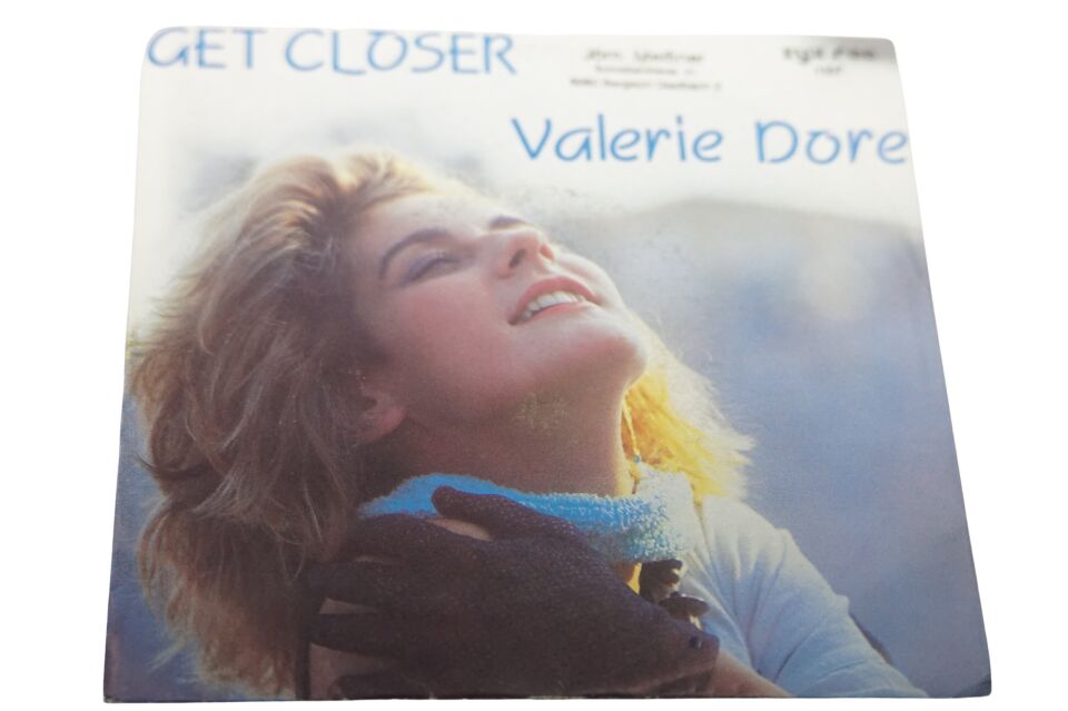 Valerie Dore Get Closer - Plak