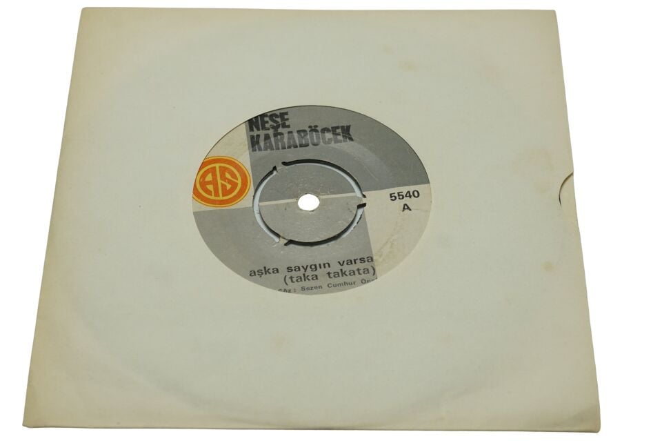 Neşe Karaböcek Aşka Saygın Varsa / Gelinlik Giydim - Plak
